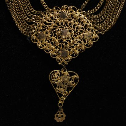 null Parure en métal doré à décor ajouré et filigranné comprenant un collier et une...
