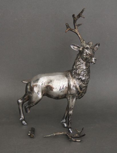 null Lot en métal argenté :

- Sculpture en forme de cerf

H : 34 cm. (accidents)

-...