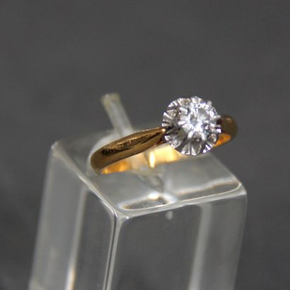 null Bague solitaire en or jaune 18k et platine sertie d'un diamant taille ancienne...