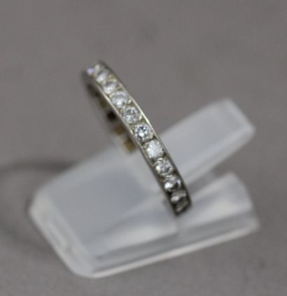 null American wedding band in 18k white gold set with diamonds of about 0.05 cts,...