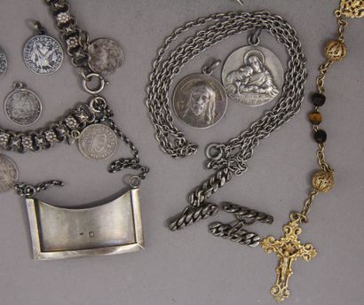 null Silver lot:

- 800°/°° mesh purse, gross weight: 28,1 g.

- Rosary in vermeil...