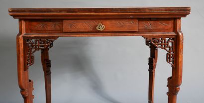 null Table rectangulaire à allonges à l’italienne en bois teinté, mouluré et incisé...