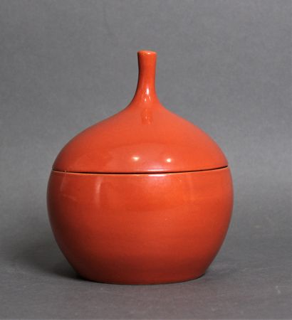 null Georges JOUVE (1910-1964)

Pot couvert en céramique à corps sphérique et prise...