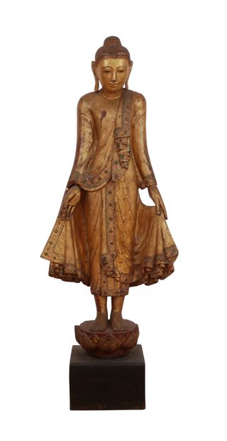 null Statuette en bois laqué et doré représentant Bouddha debout le bras gauche tenant...