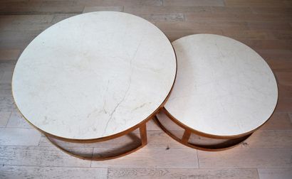 null Deux tables basses rondes en métal doré et plateaux en pierre reconstituée,...