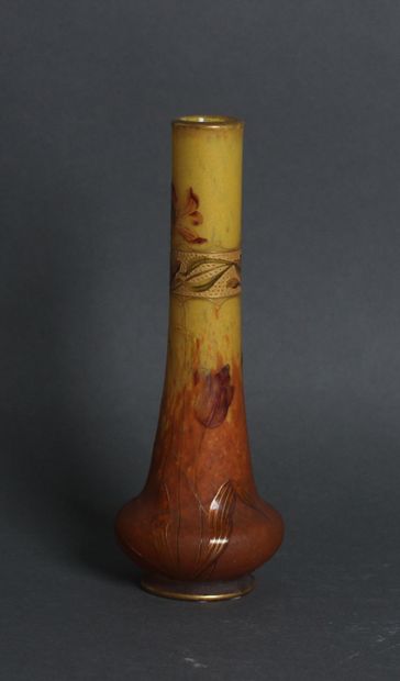 null DAUM Nancy

Tubular vase on swollen body and small pedestal. Proof in orange-yellow...