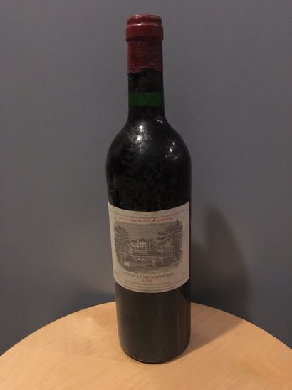 null 2 bouteilles Château LAFITTE ROTSCHILD 1975 (ett, 1J, 1 cap tachée par coul...
