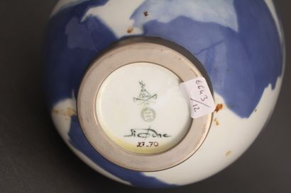 null SEVRES (Manufacture Nationale) - Danielle NIOCHE

Vase en porcelaine à corps...