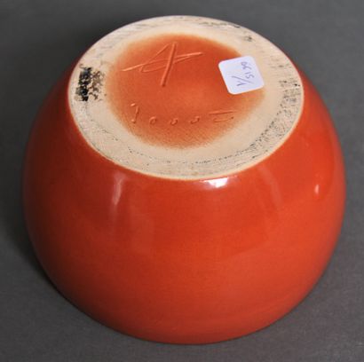  Georges JOUVE (1910-1964) 
Pot couvert en céramique à corps sphérique et prise de...