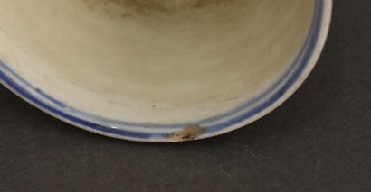 null SAINT-CLOUD : 

Sorbet et sa soucoupe en porcelaine à décor en camaïeu bleu...