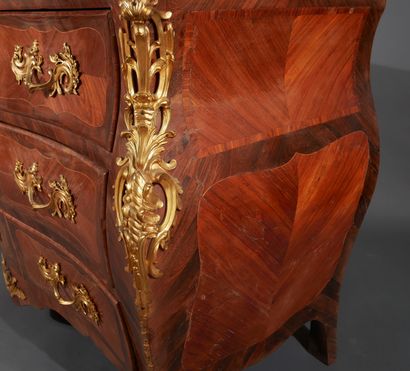 null Chest of drawers with curved front in rosewood veneer with yellow wood fillets...