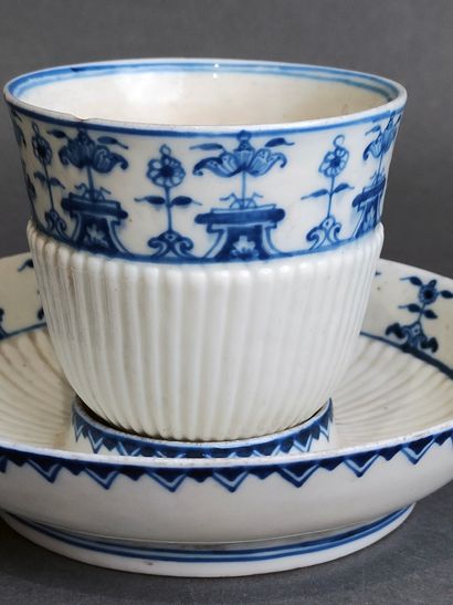 null SAINT-CLOUD : 

Sorbet and its saucer in porcelain decorated in blue monochrome...