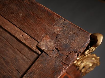 null Chest of drawers with curved front in rosewood veneer with yellow wood fillets...