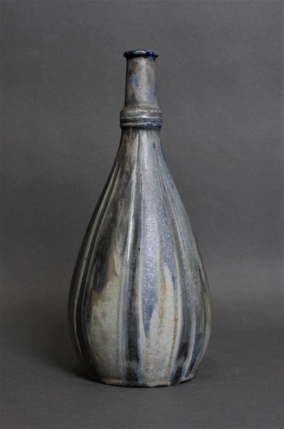 null Charles GREBER (1853-1935)

Vase en grès à corps piriforme bagué au col et à...