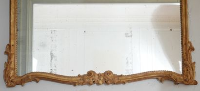 null Large rectangular mirror in carved and gilded wood, topped with a shell; the...