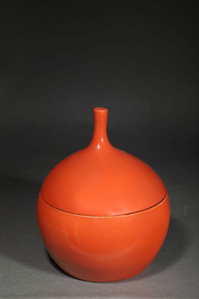  Georges JOUVE (1910-1964) 
Pot couvert en céramique à corps sphérique et prise de...