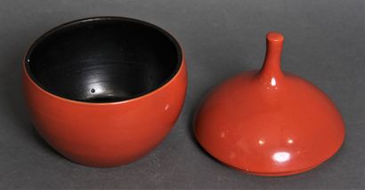 null Georges JOUVE (1910-1964)

Pot couvert en céramique à corps sphérique et prise...