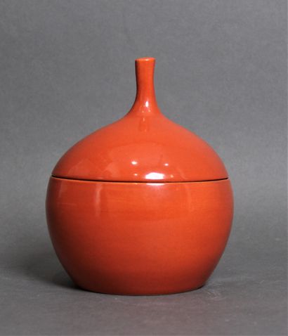 null Georges JOUVE (1910-1964)

Pot couvert en céramique à corps sphérique et prise...