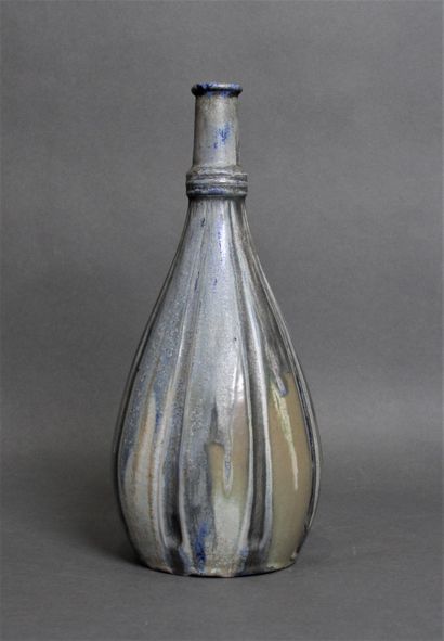 null Charles GREBER (1853-1935)

Stoneware vase with a pear-shaped body ringed at...