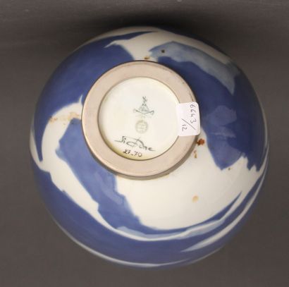 null SEVRES (Manufacture Nationale) - Danielle NIOCHE

Porcelain vase with ovoid...