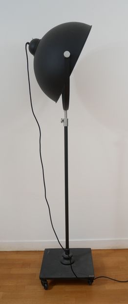 null Lampe studio formé d'un projecteur en métal laqué noir, fût tubulaire sur une...