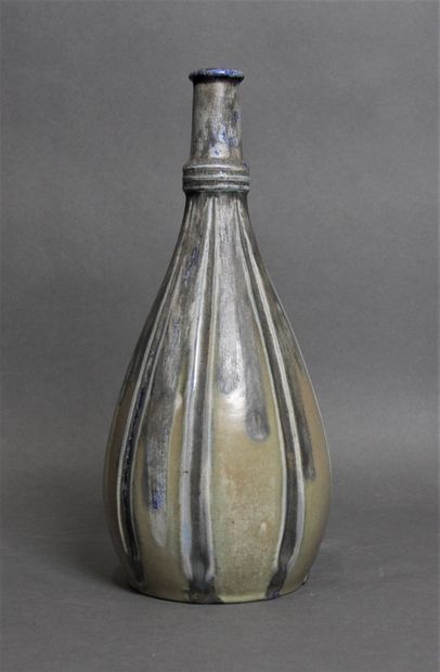 null Charles GREBER (1853-1935)

Vase en grès à corps piriforme bagué au col et à...