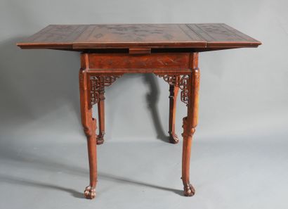 null Table rectangulaire à allonges à l’italienne en bois teinté, mouluré et incisé...
