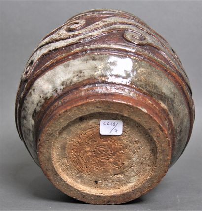 null Georges SERRE (1889-1956)

Vase en grès à corps ovoïde légèrement épaulé sur...