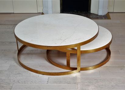 null Deux tables basses rondes en métal doré et plateaux en pierre reconstituée,...