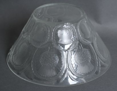null LALIQUE France

Transparent crystal bowl with a frieze of thistles, signed

H...