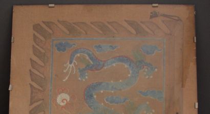 null Bannière en textile peint, à décor en bleu sur fond jaune d’un dragon à cinq...
