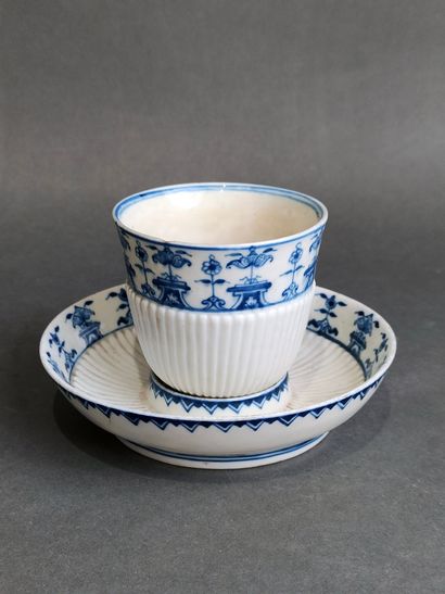 null SAINT-CLOUD : 

Sorbet et sa soucoupe en porcelaine à décor en camaïeu bleu...