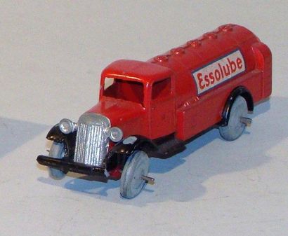 null DTF : camion citerne « ESSOLUBE » rouge, châssis noir. 1940 (B)