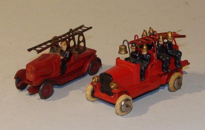 null Petite voiture de pompiers en plomb avec 6 pompiers d'origine, l=9cm (calandre...