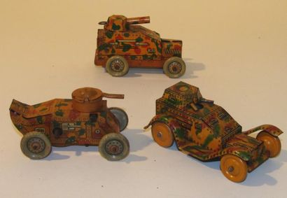 null Allemagne : 3 Penny Toys : chars blindés, peinture camouflage dont 2 mécaniques....
