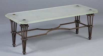 "Gilbert POILLERAT (attribué à)" "ART NOUVEAU - ART DECO Table basse en fer forgé...