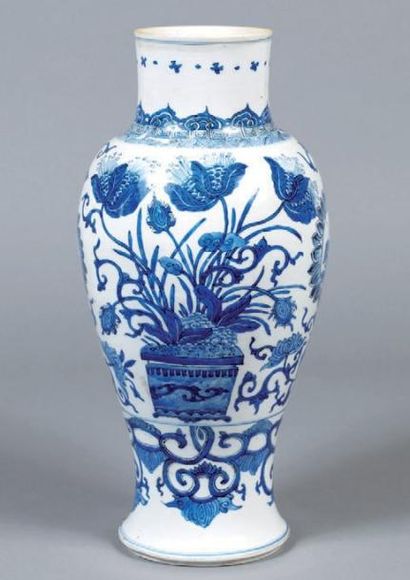 null "Vase de forme balustre en porcelaine à décor émaillé en bleu sous couverte...