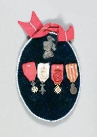 null "Ensemble de miniatures: - Légion d'Honneur - Ordre du Lys - Ordre de Saint...