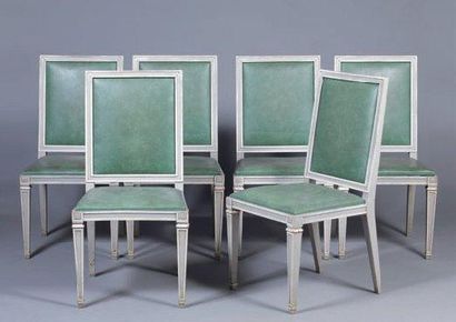 null "Suite de douze chaises de salle à manger de forme droite en bois laqué gris...