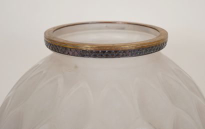 null Pierre d'AVESN (1901-1990)

Vase artichaud en verre moulé transparent, signé,...