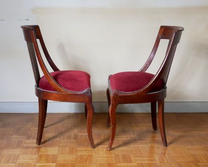null Deux paires de chaises gondoles à dossier bandeau en acajou, XIXème s.

H :...