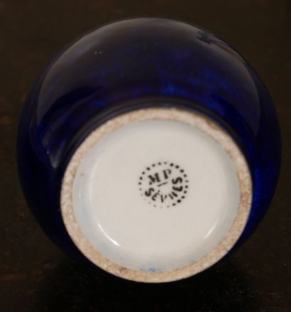 null Lot en céramique :

- Paul MILLET

Petit vase à glaçure bleue, signé

H : 11...