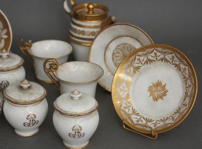 null Lot dépareillé en porcelaine blanche et doré comprenant des tasses, sous-tasses,...
