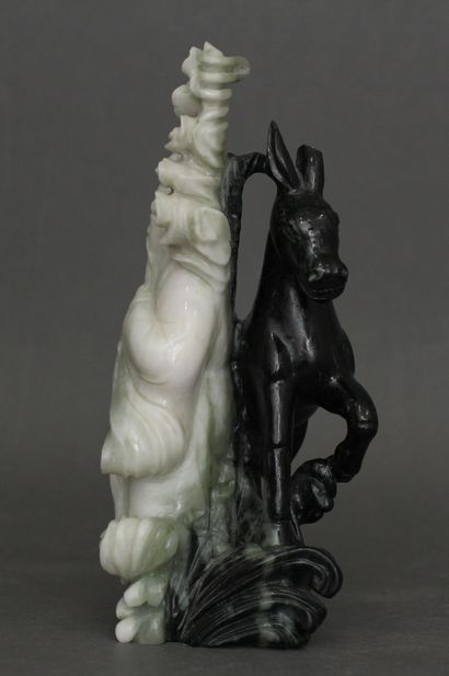 null Groupe en jade de Honan, représentant un sage adossé à sa mule. 

Chine, XXe...
