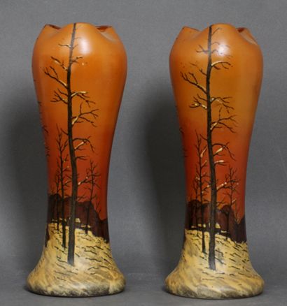 null *Paire de vases balustres à bordure mouvementée en verre orange à décor émaillé...