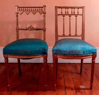 null Lot :

- Paire de fauteuils cabriolets en bois naturel, style Louis XV

- Paire...