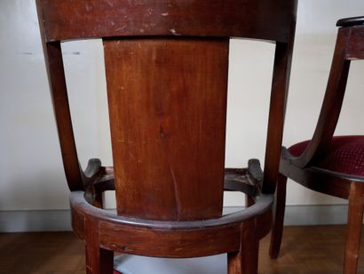 null Deux paires de chaises gondoles à dossier bandeau en acajou, XIXème s.

H :...