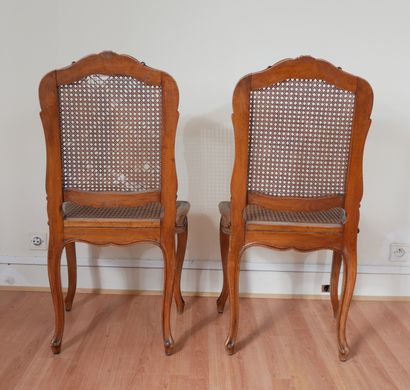 null Quatre chaises à dossiers droits en bois naturel et cannage, style Louis XV...