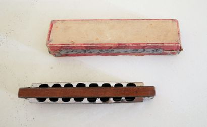 null *HOHNER

Deux harmonicas Negro et Chromonika II dans leurs boites d'origines

(un...