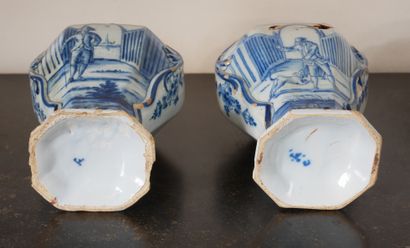 null Paire de vases balustres en faïence blanc bleu à décor de personnages, Delft

H...
